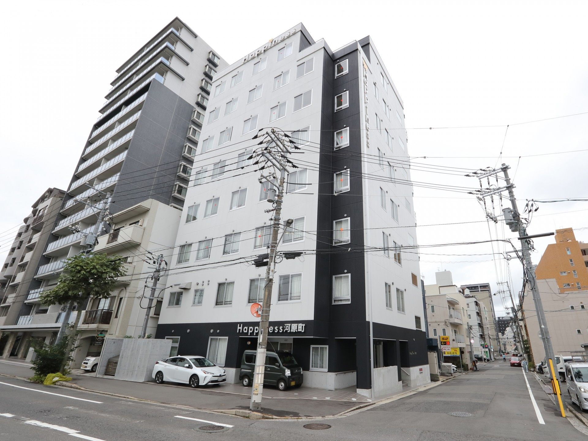 白と黒を基調とした外眼