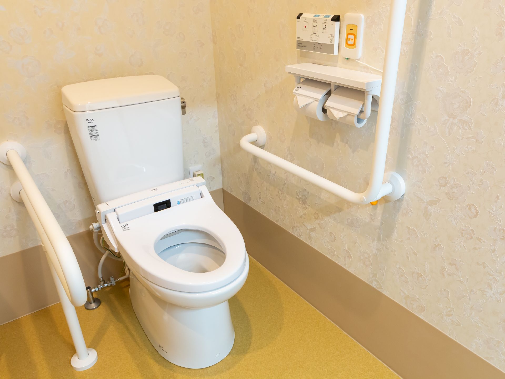 両サイドの手すりを利用いただけるトイレ