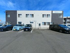 ゆったり駐車場のある建物