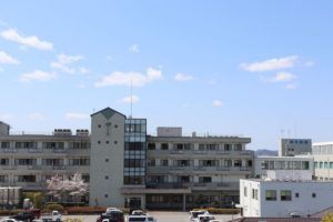 広々とした明るい建物外観