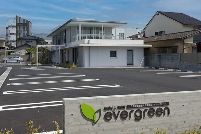 広い駐車場の建物