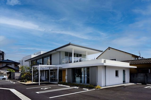 駐車場のある建物外観