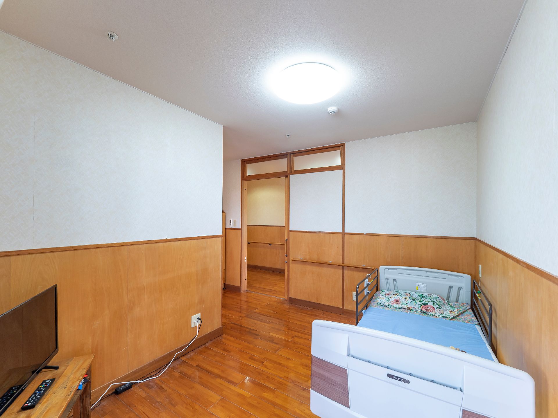 介護ベッドや家具が置かれた面積の広い居室