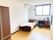 カーテンのない窓が付いた部屋には寝具付きのベッドやエアコン、クローゼット、デスクセットなどがある。