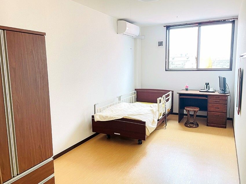 寝具付きのベッドやデスクセット、大きなクローゼットが置かれた部屋にはエアコンもある。