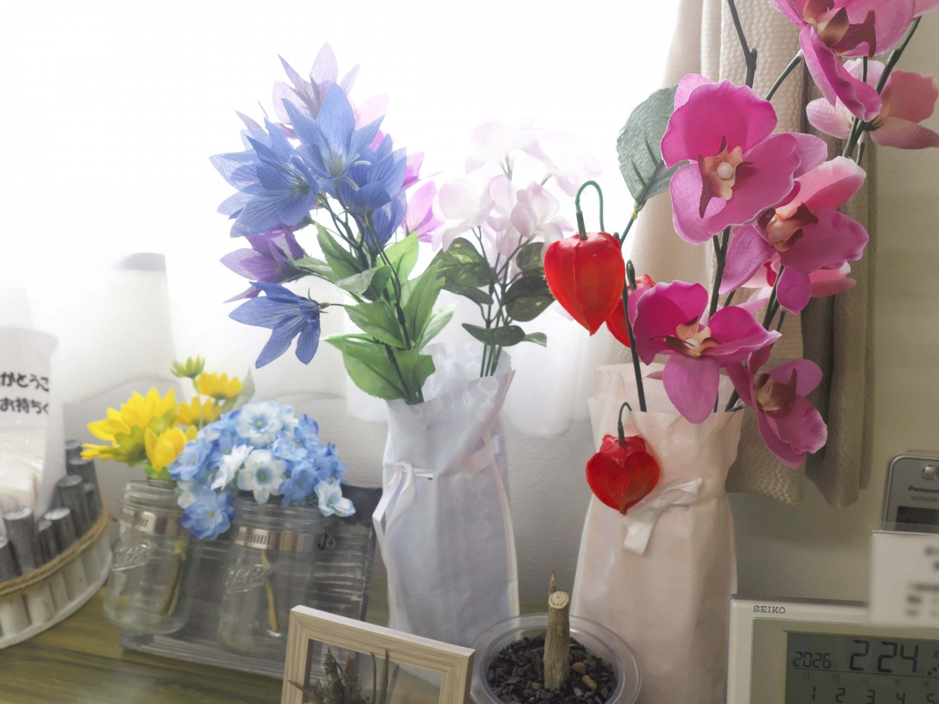 色とりどりの花が飾られた棚