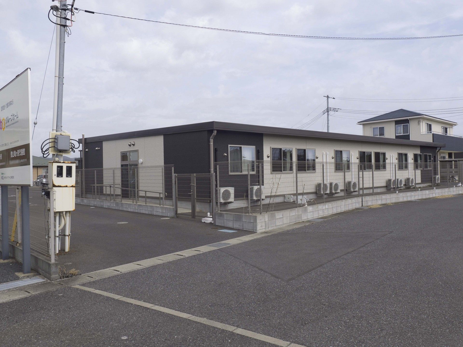 広い駐車場のある建物