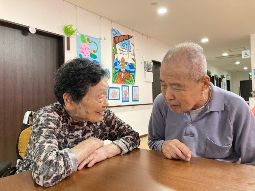 笑顔で会話する二人の様子