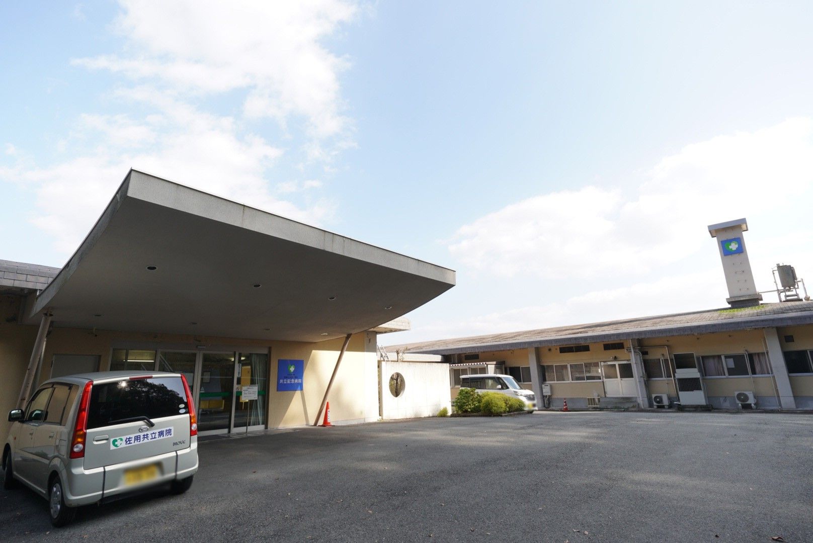広い駐車場のある建物