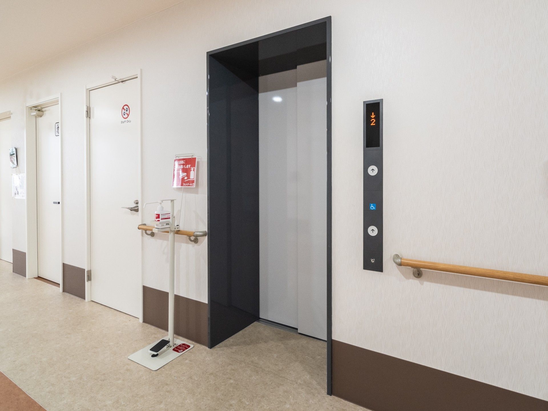 消毒液のあるエレベーター