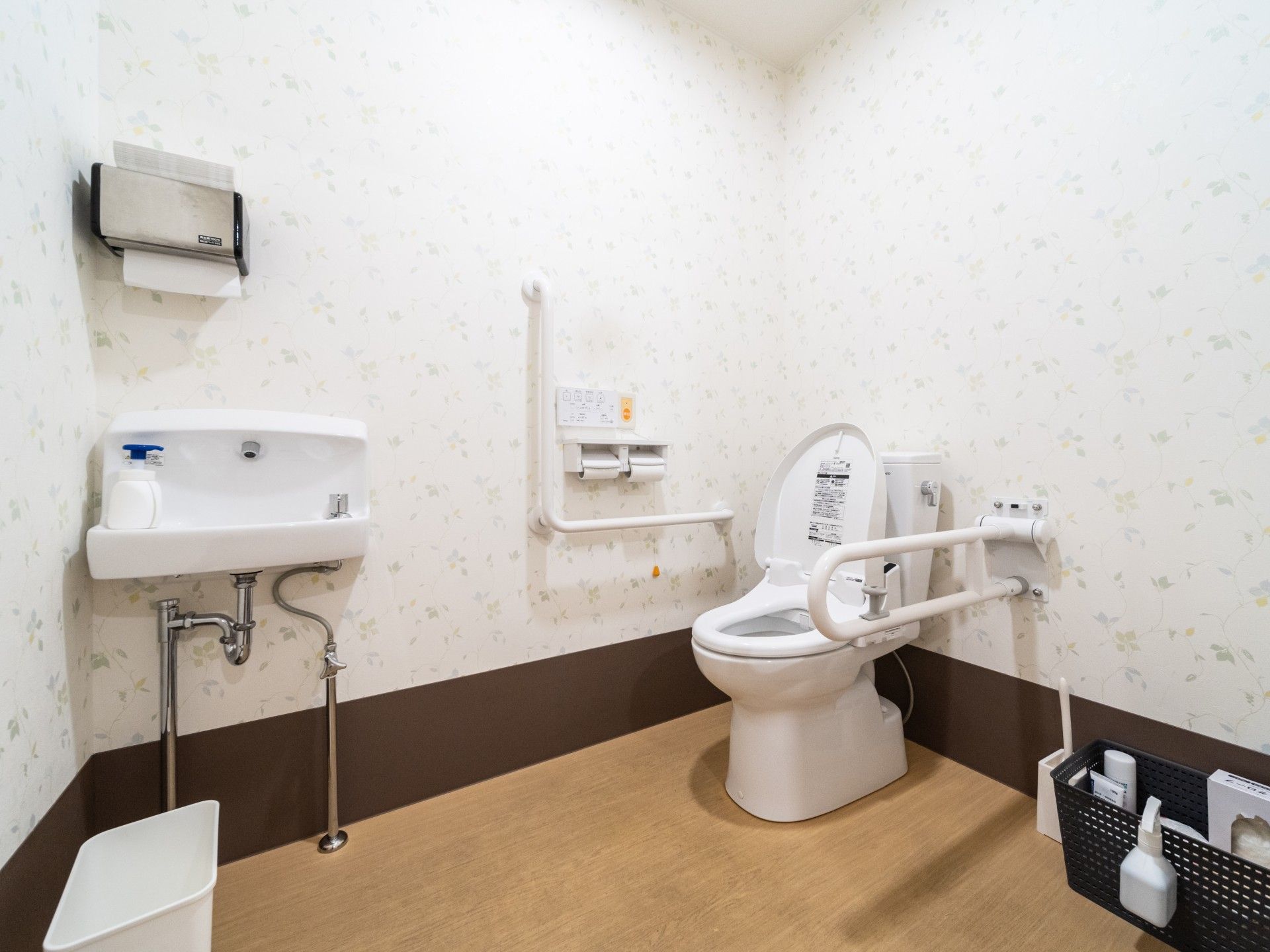 非常用呼び出しボタンのあるトレイ