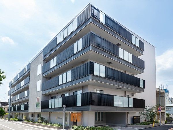 入り口にオレンジの暖簾がかけられている、5階建ての建築物