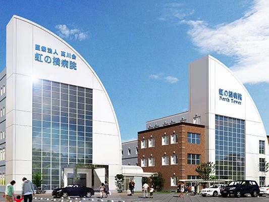 自然豊かな場所を車いすで散歩している高齢男性とそれを補助しながら話している女性スタッフ