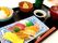 赤飯やてんぷら、茶わん蒸しが乗っている施設のメニューの様子