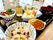 お刺身やお吸物など、たくさんのおかずが乗っている父の日の食事