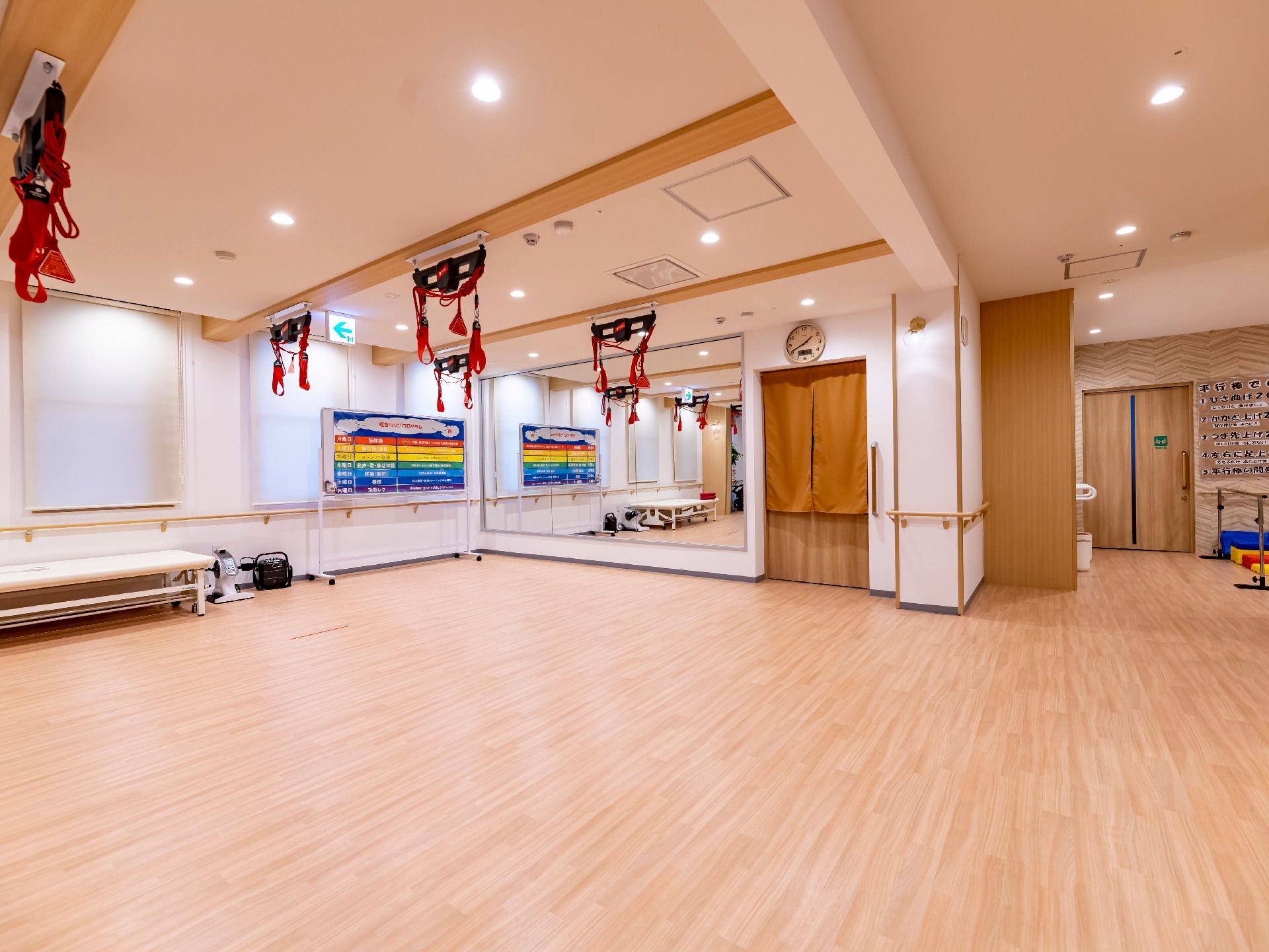 大きな鏡が置かれている広場
