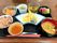 赤飯やてんぷら、茶わん蒸しが乗っている施設のメニューの様子