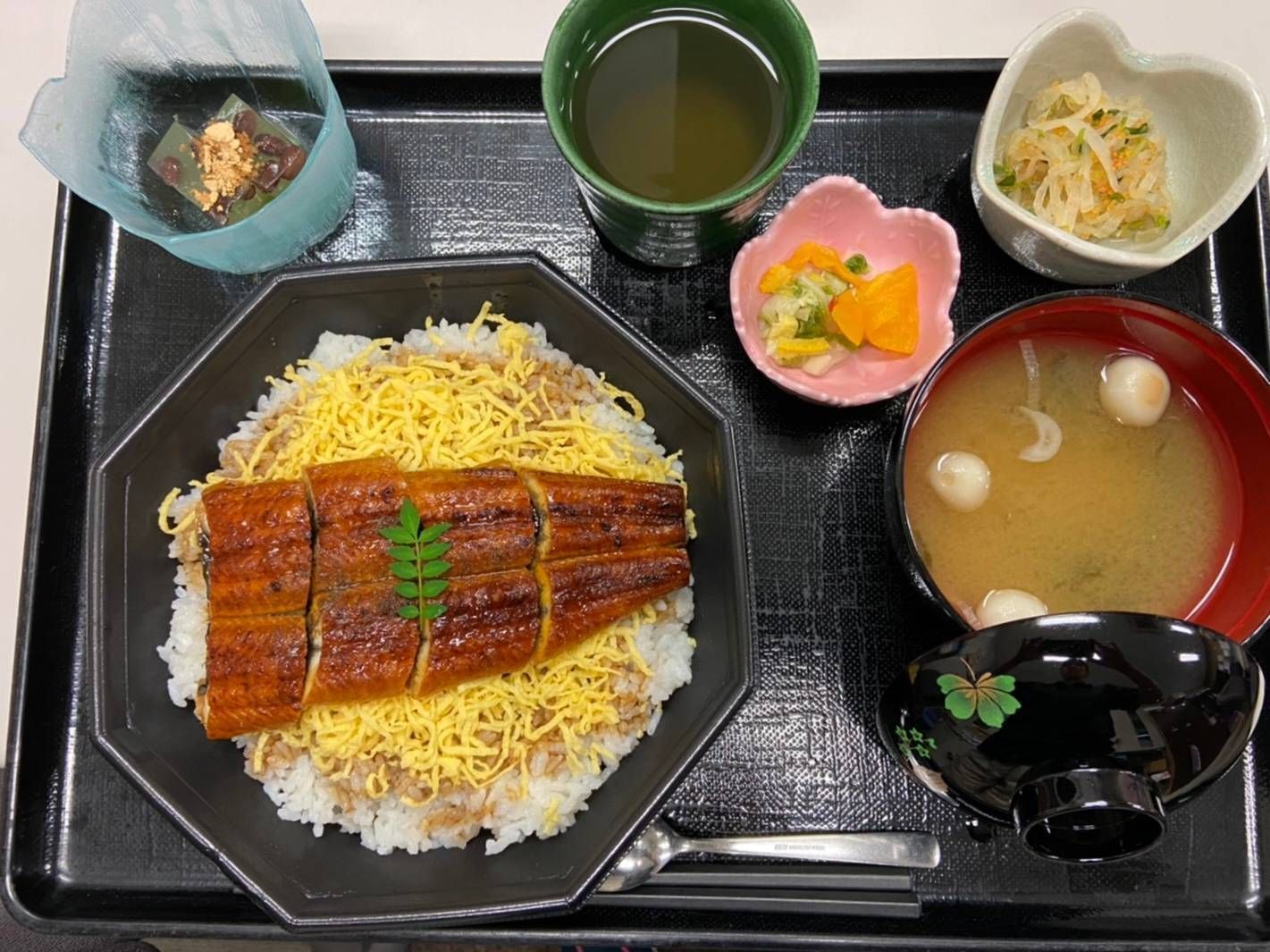 小さなおかずがたくさん載っている母の日のお祝いの様子