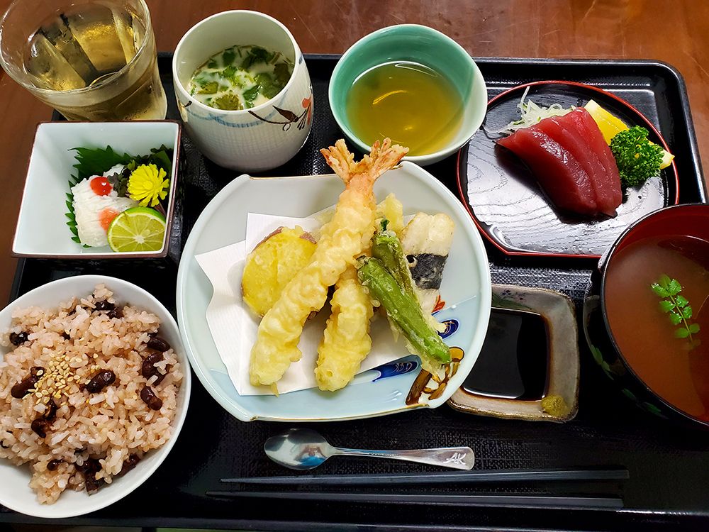 赤飯やてんぷら、茶わん蒸しが乗っている施設のメニューの様子