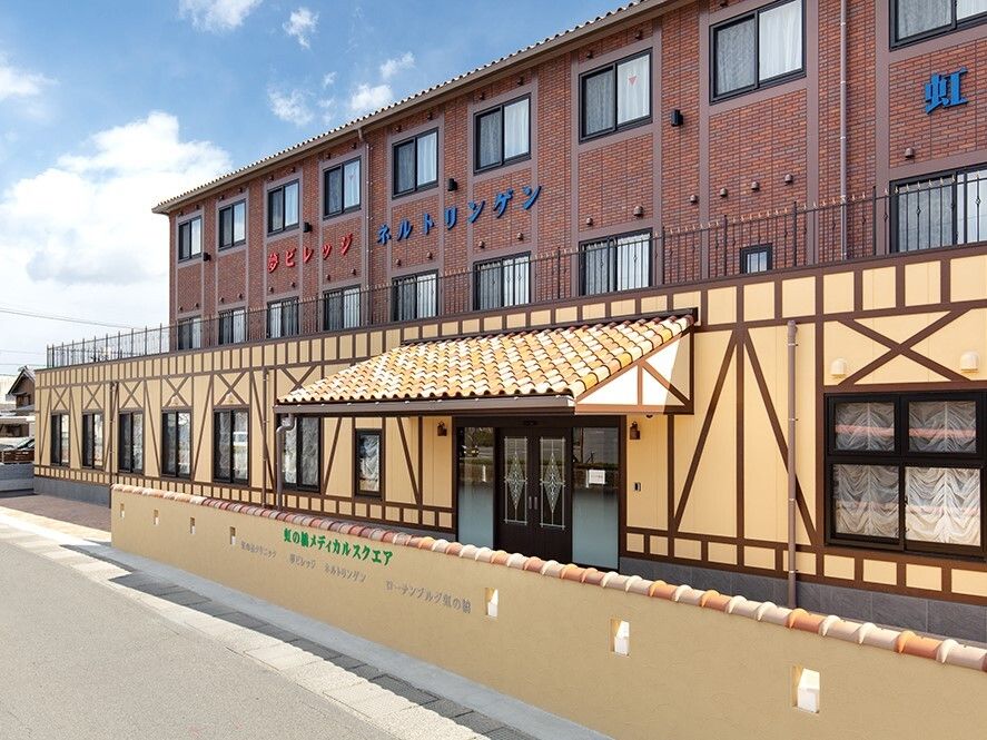 日当たりが良い場所にある静養風の建物。サービス付き住宅の外観を写したもの