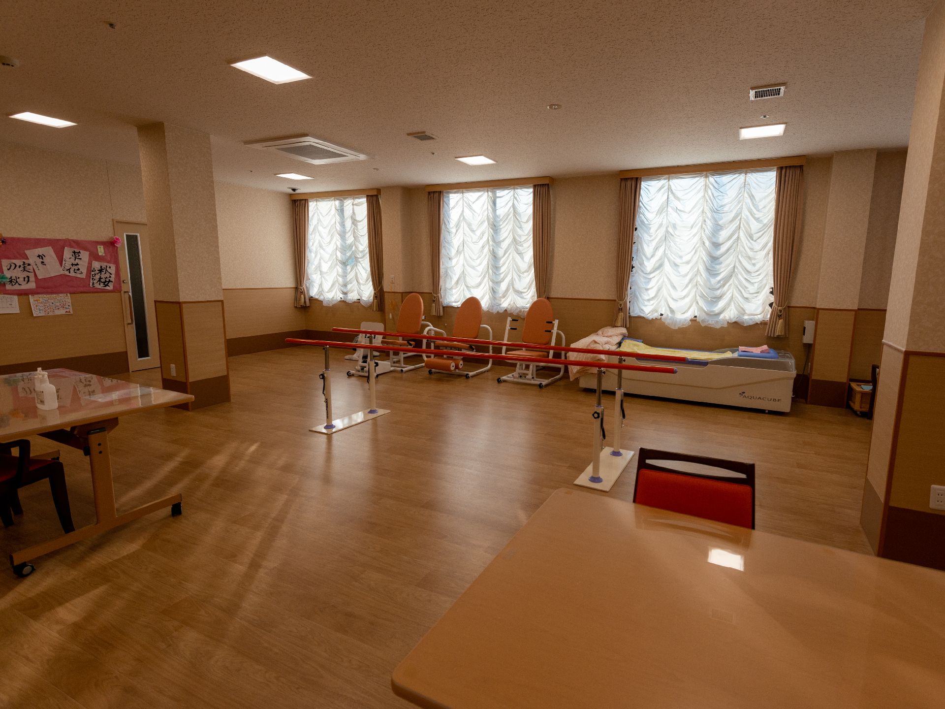 椅子とテーブルが数多く設置されている共有スペース