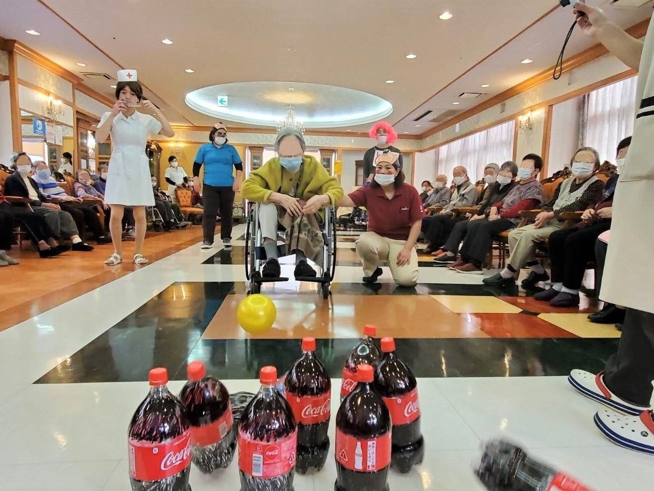 花や絵画が飾られ、優雅な雰囲気が漂う館内にはホーム名が書かれた大きなマットが敷かれている。