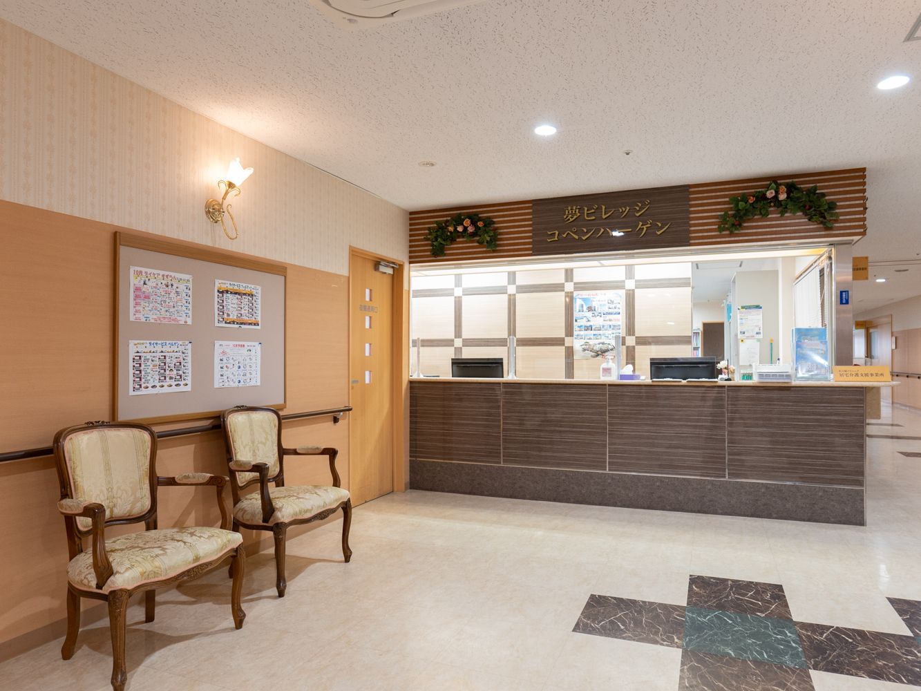来館者や入居者への対応を行っている受付