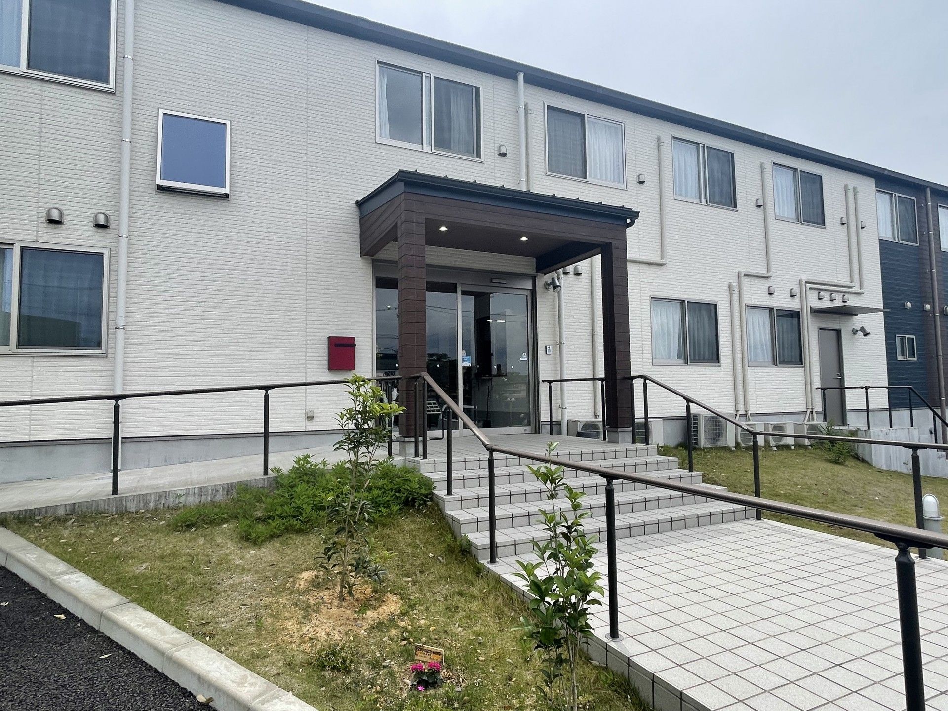 明るい入口の建物