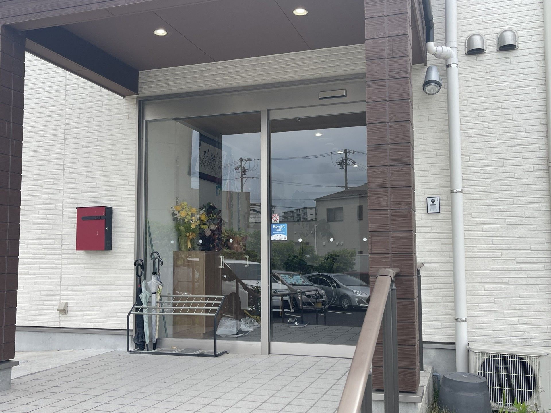 明るいエントランスの風景