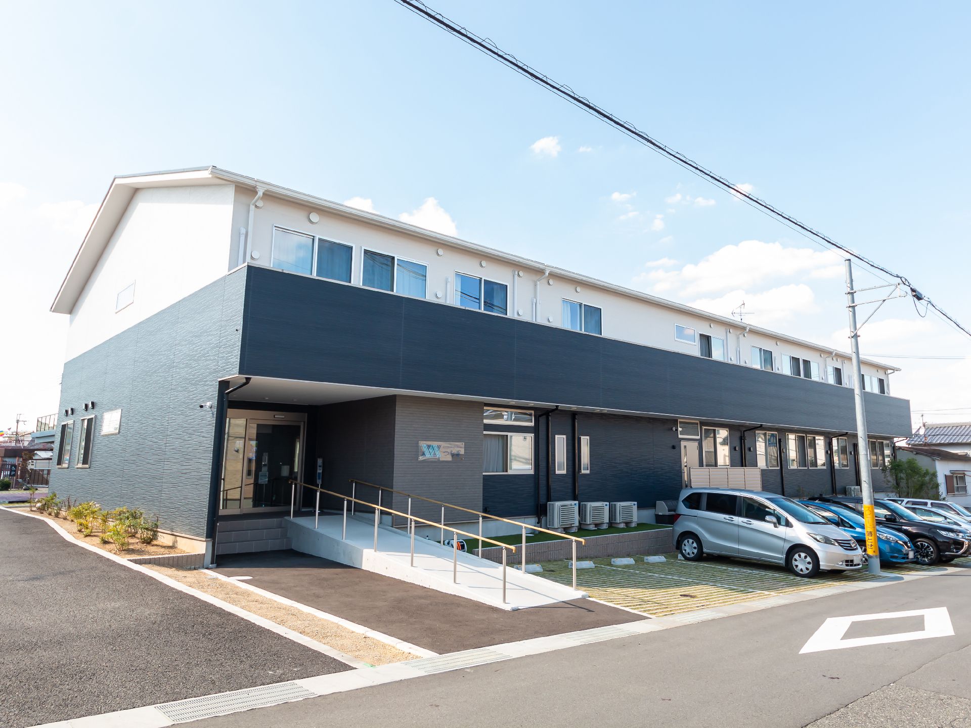 段差が排除された、車椅子の方でも楽に入館できる施設の外観