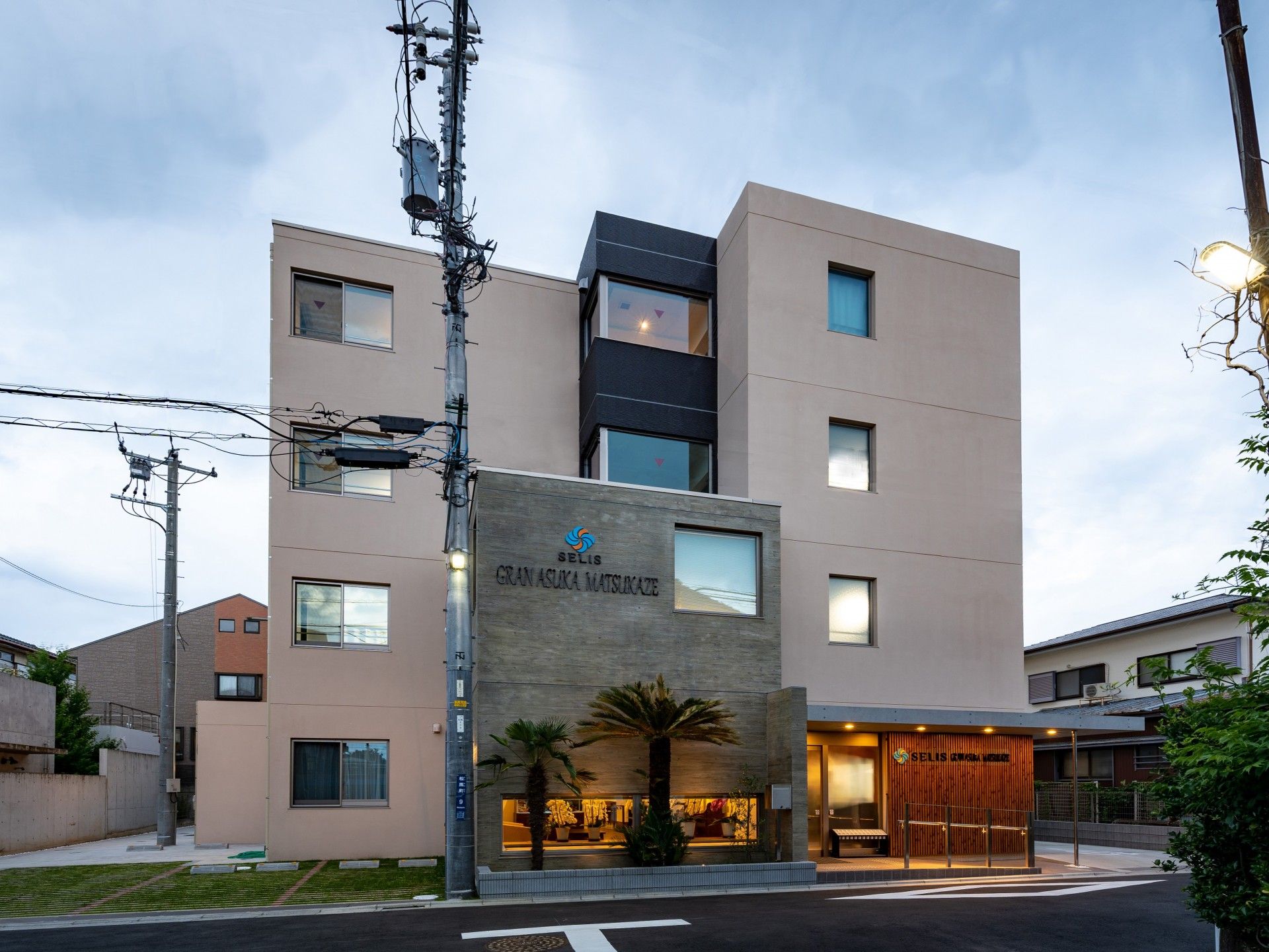 アスファルト沿いに立地している近代的な外観で4階建ての建物