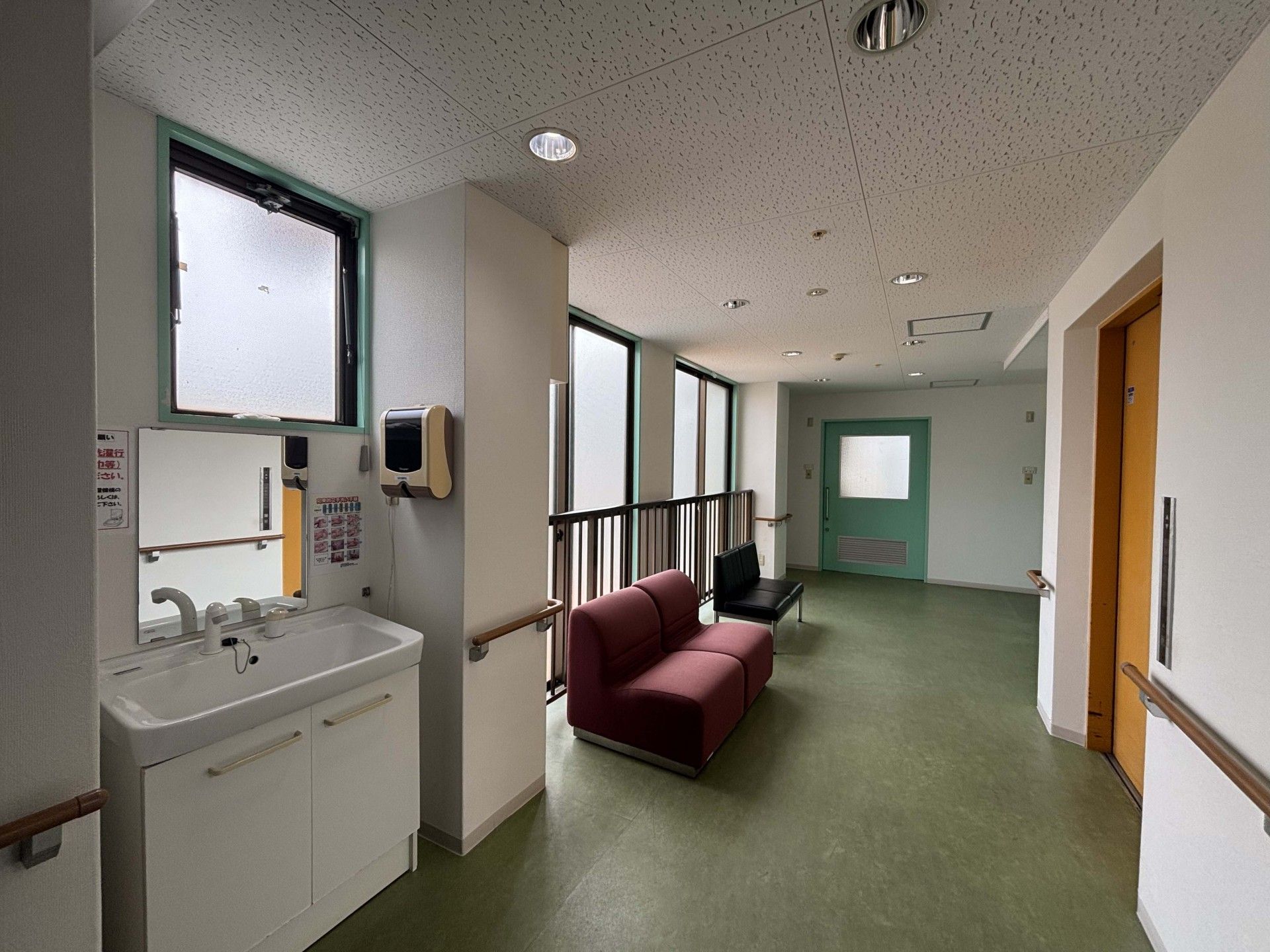 手洗い場とソファのある廊下
