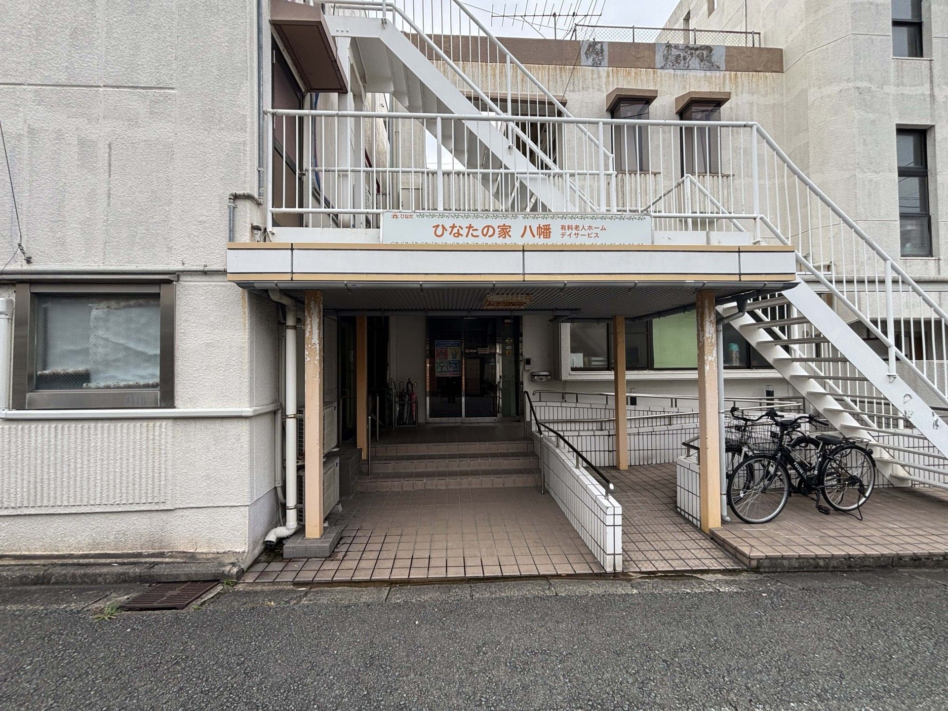 建物の正面玄関