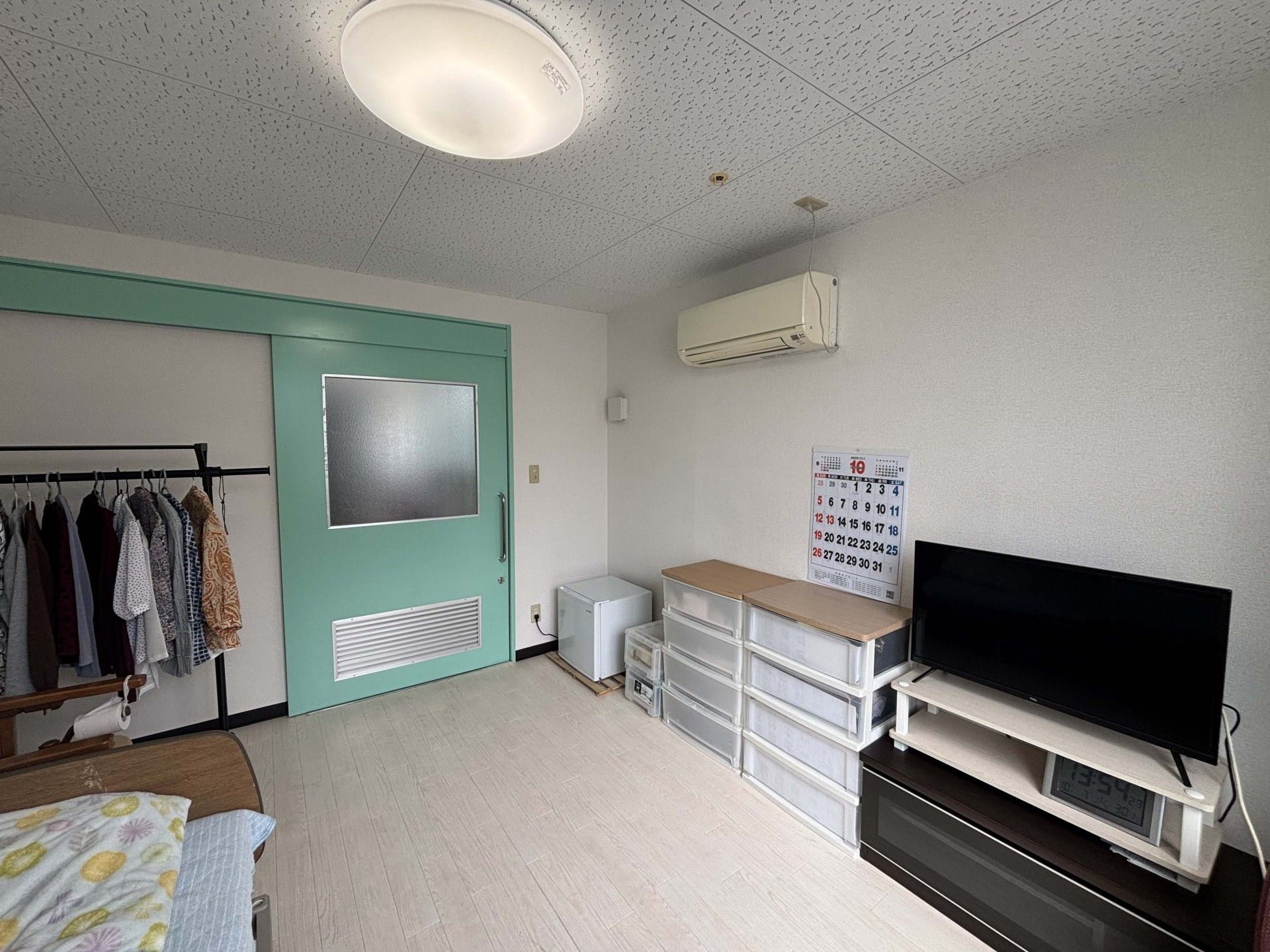 シンプルな個室の一角