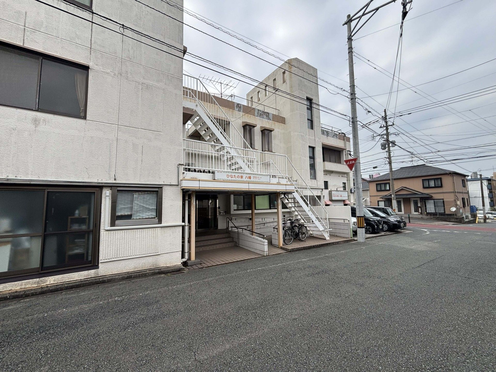 外観と階段の様子