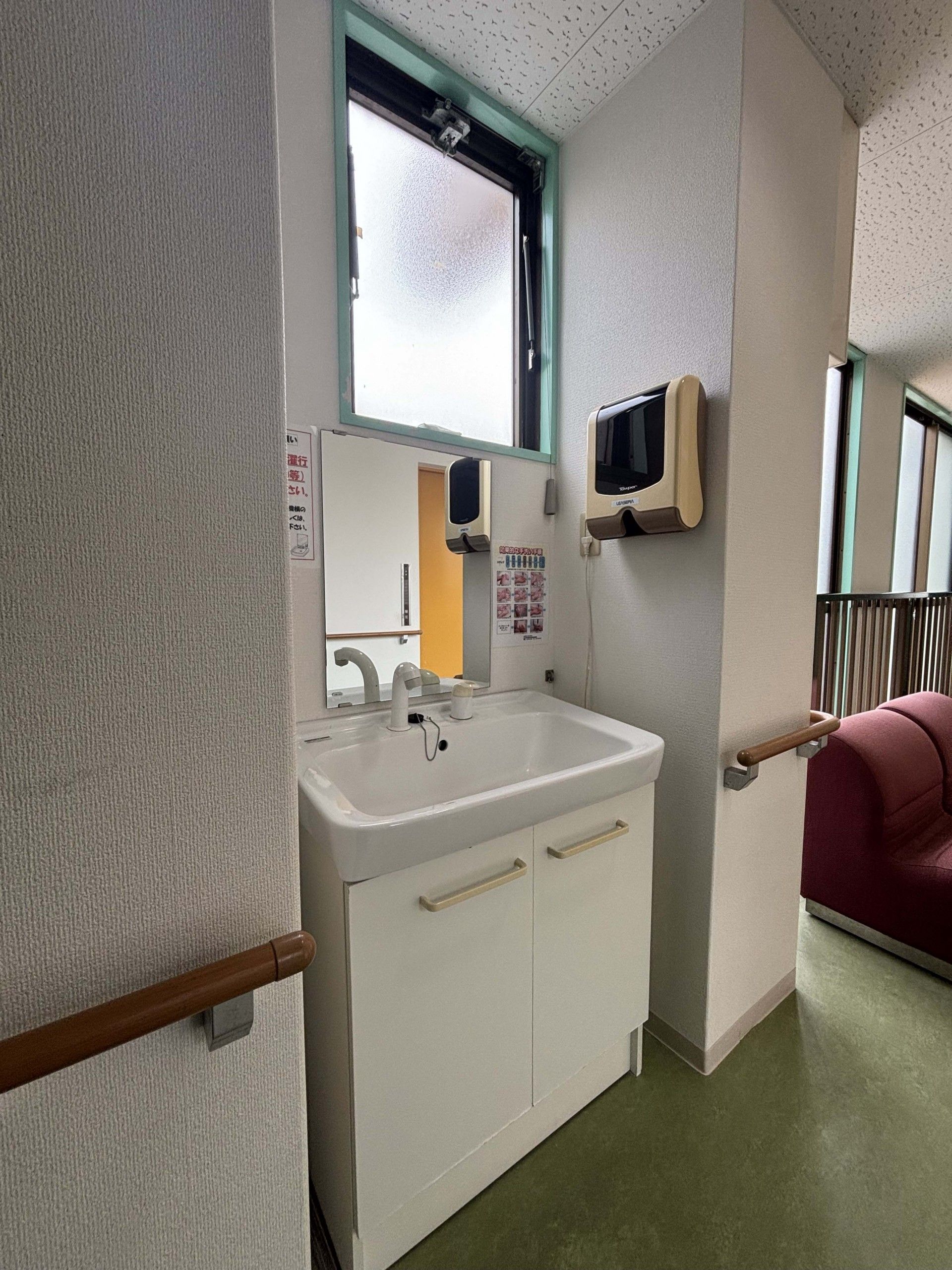 手洗い場と窓のある空間