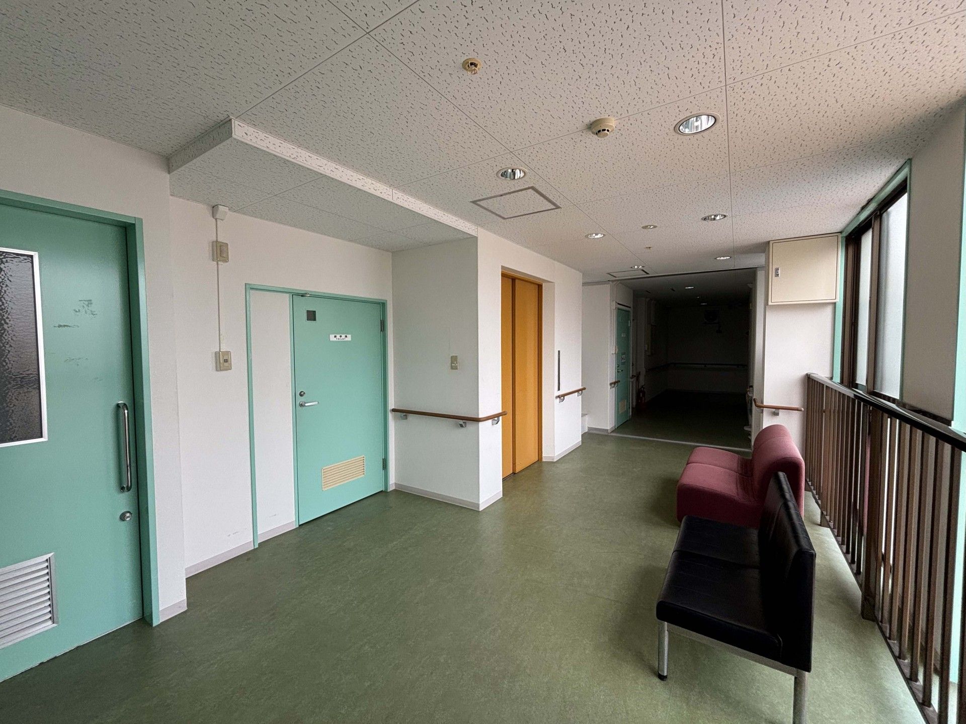 明るい廊下と休憩スペース