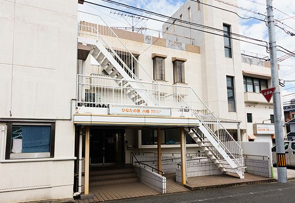 階段のある建物外観