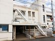 階段のある建物外観