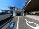 駐車場と建物の外観