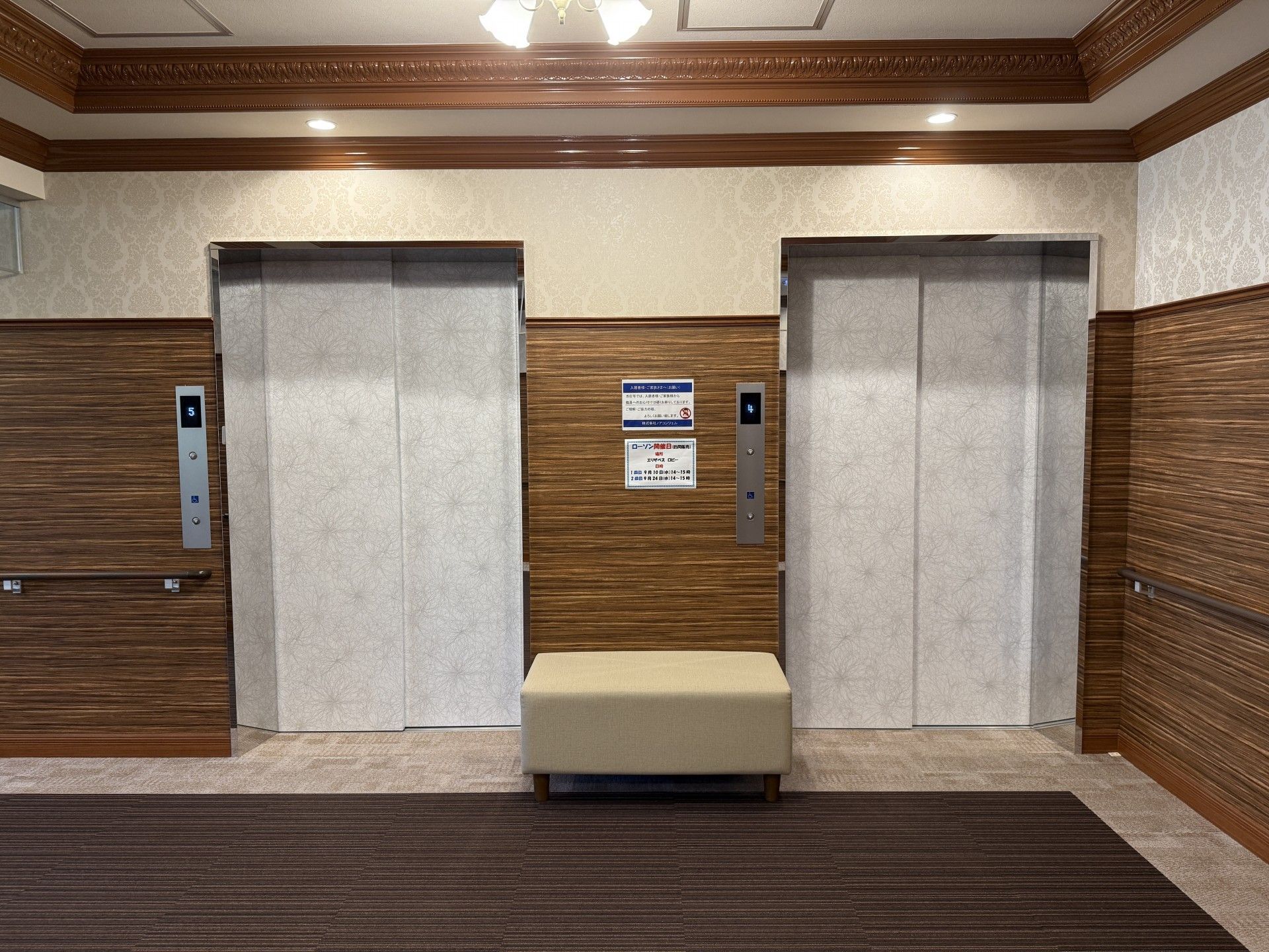 エレベーター前の待合スペース