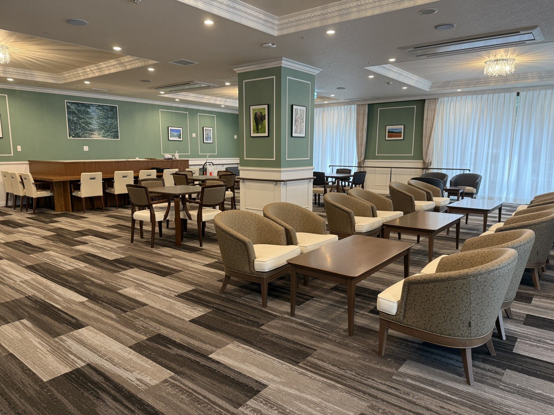 落ち着いた雰囲気の広間