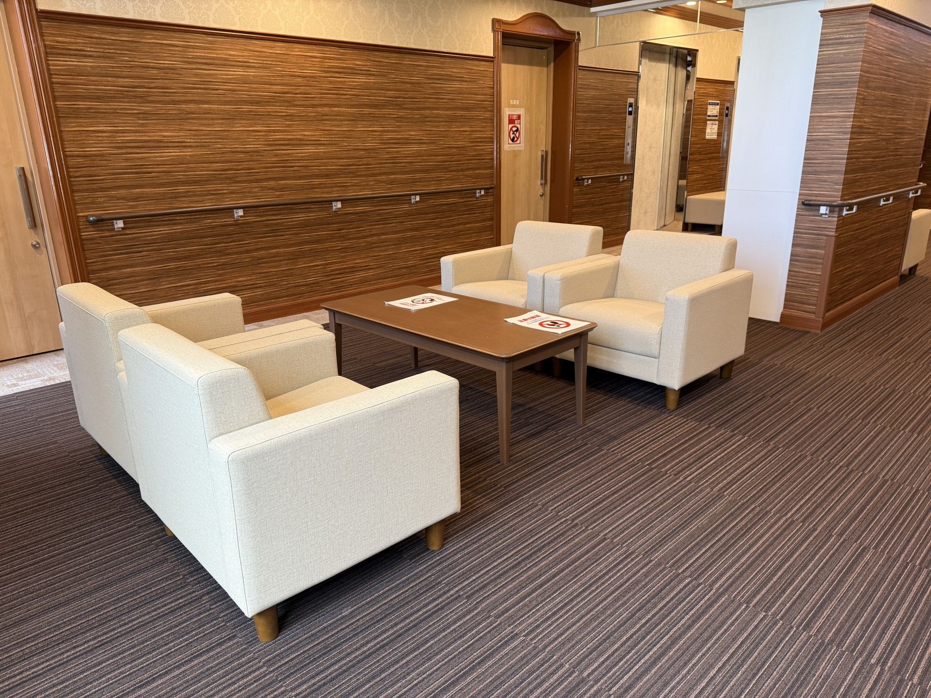 落ち着いた雰囲気のロビー