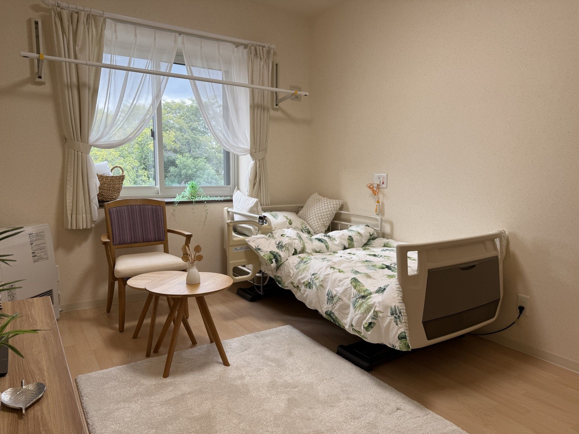 窓際のベッドと椅子