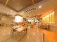 広々とした明るい食堂