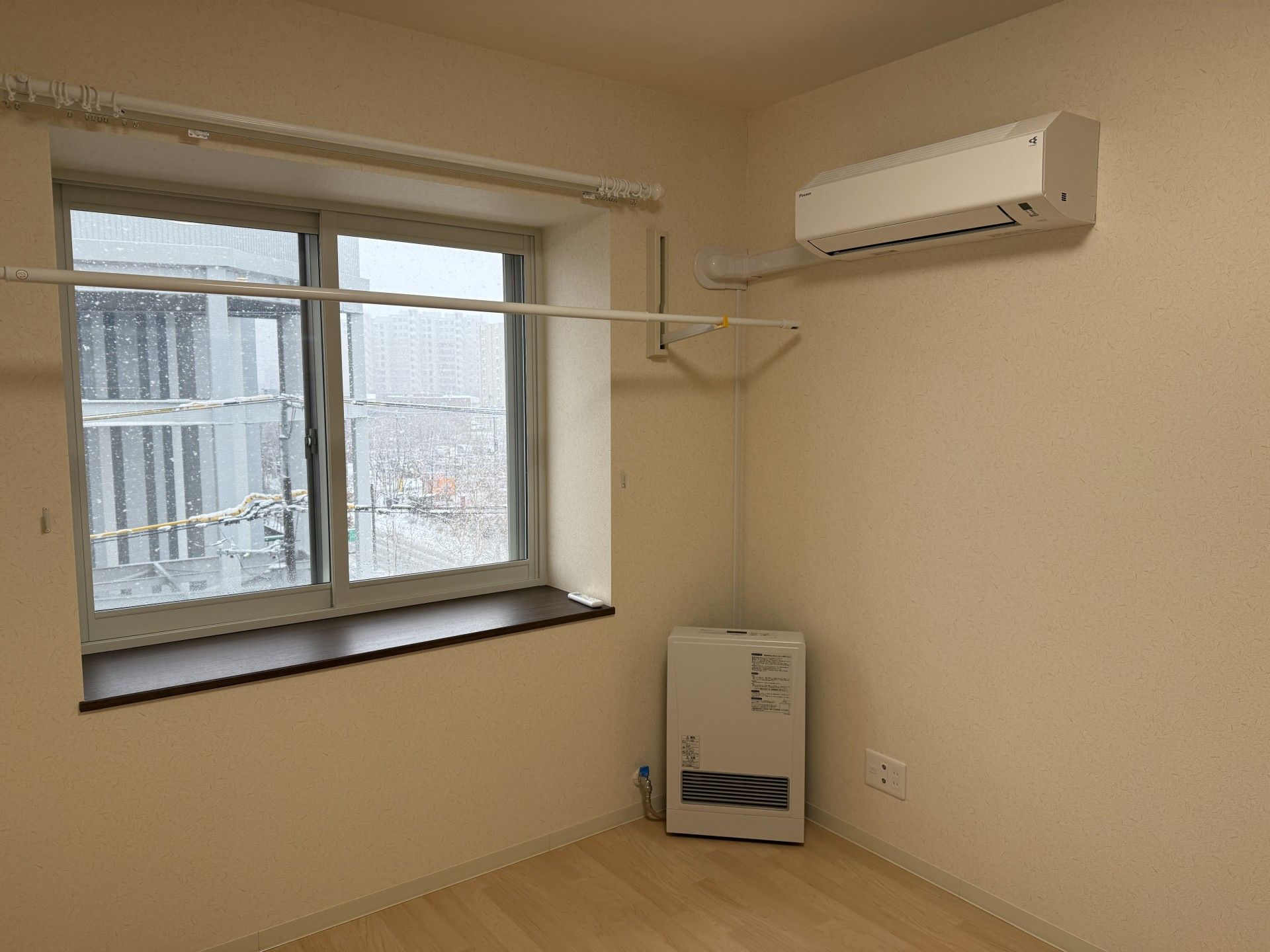 窓とエアコンのある部屋