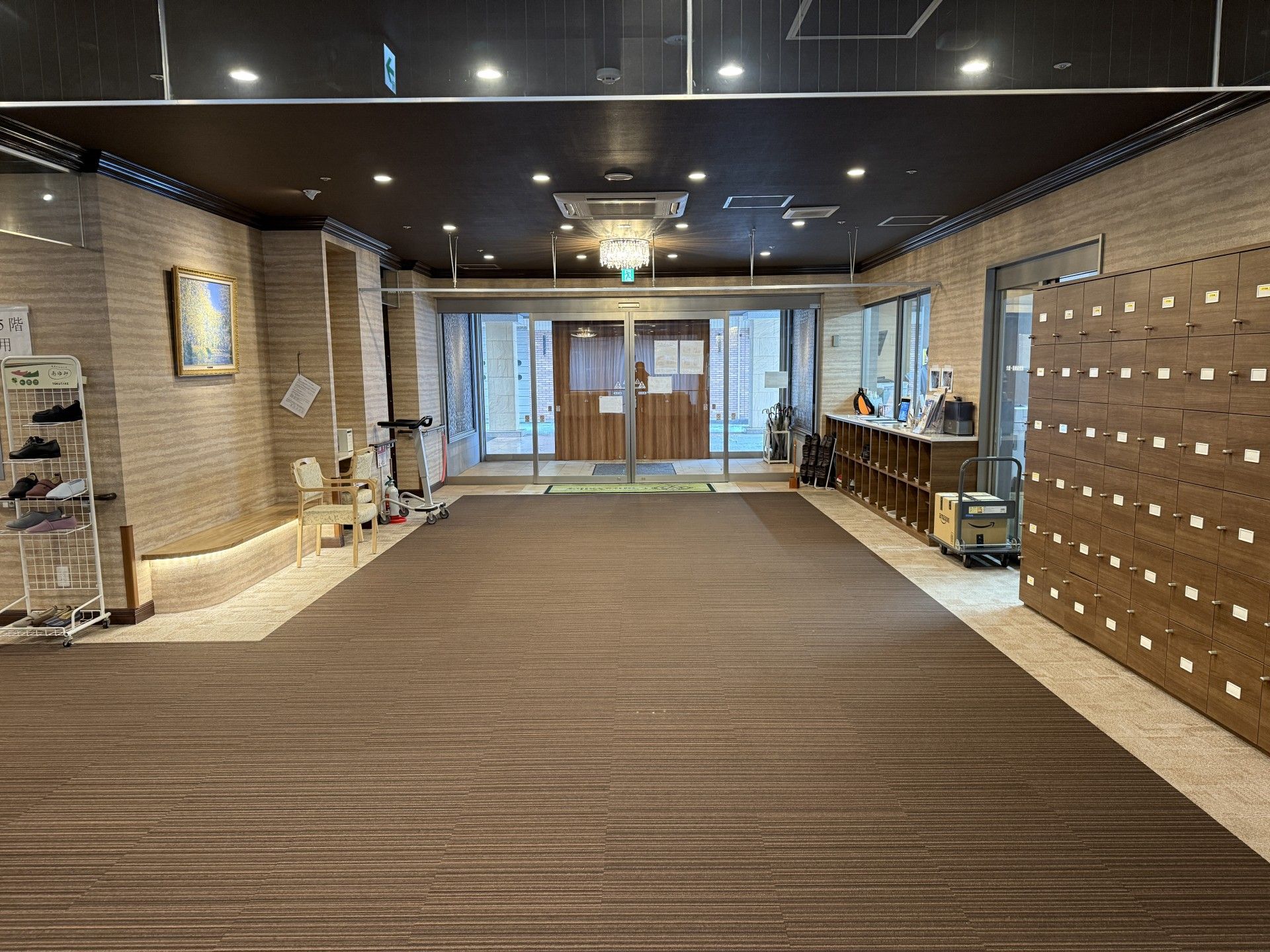 落ち着いた雰囲気のエントランス