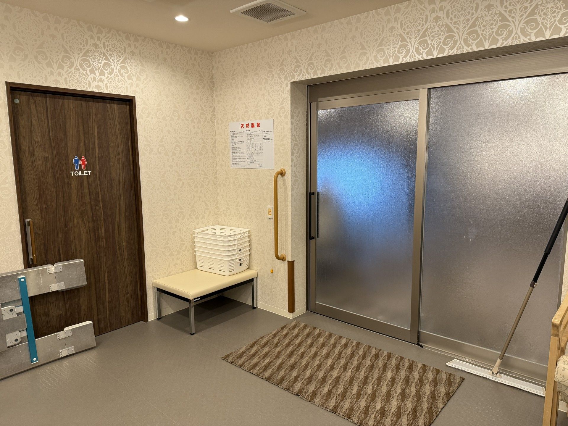 トイレ前の休憩スペース
