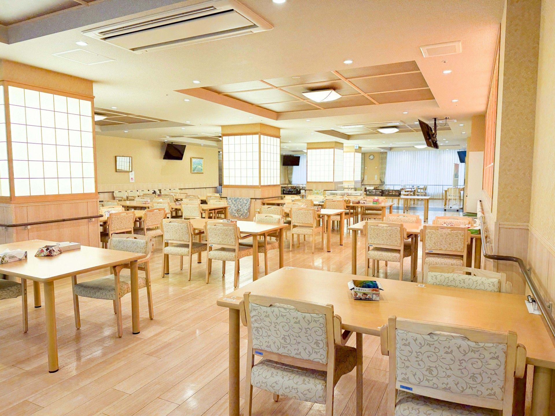 明るい食事スペース