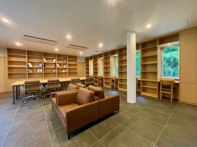 たくさんの本棚が設置された部屋にはテーブル席とソファ席があり、余計な装飾品がなく落ち着いた雰囲気。